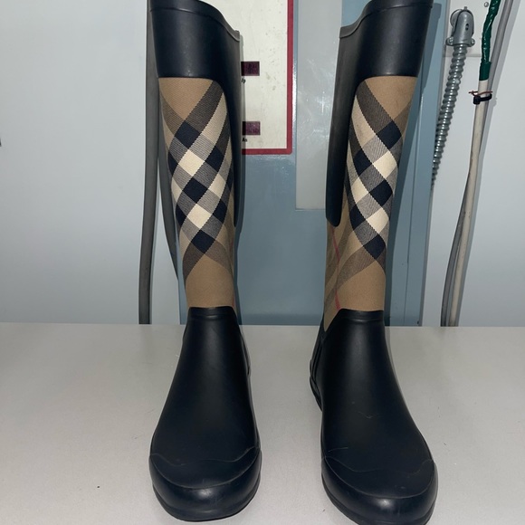 Lightly worn Burberry rain boots! - Picture 2 of 9